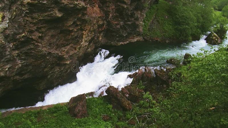 Movimentação do trem na estrada nas montanhas Montes Lote das hortaliças O rio flui entre montanhas Água desobstruída