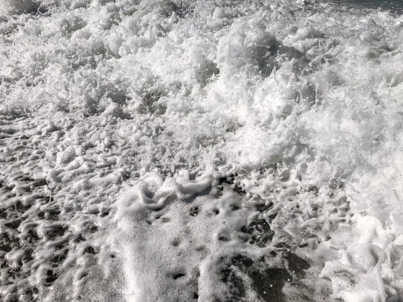 Movimento agitato delle onde sul mare fotografie stock Movimento agitato delle onde sul mare fotografie stock