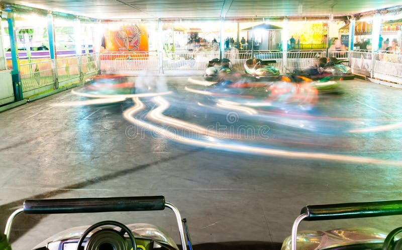 Movimento borrado passeio do parque de diversões dos carros abundantes imagens de stock Movimento borrado passeio do parque de diversões dos carros abundantes imagens de stock