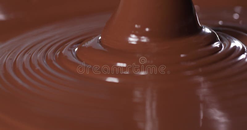 Movimento circular no redemoinho de chocolate