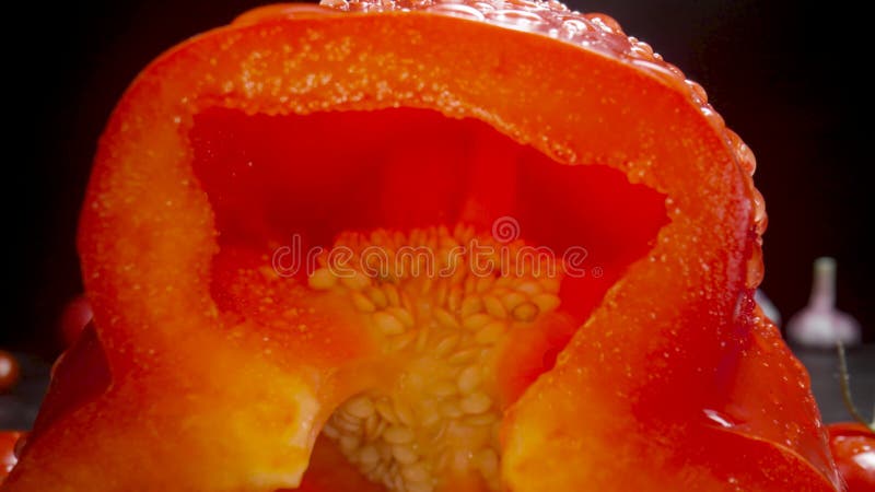 Movimento da câmera dentro de pimenta vermelha cortada. polpa amarela suculenta de pimenta doce, com sementes e gotículas de humid
