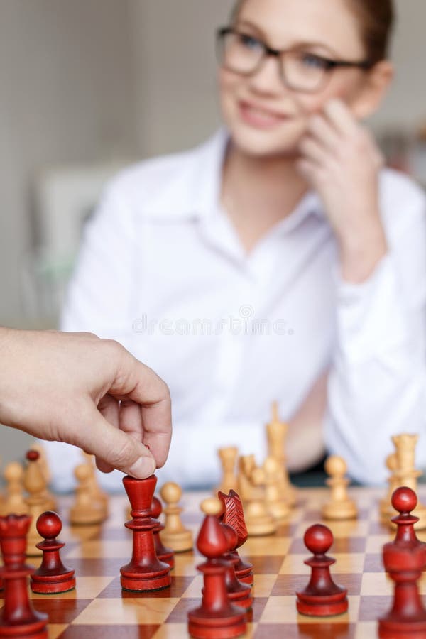 Jogador De Xadrez Faz Movimento Imagem de Stock - Imagem de homens,  batalha: 235556467