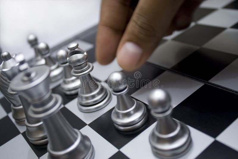Homem de xadrez e mão com rei do jogo de tabuleiro para ganhar