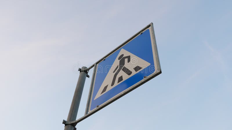 Movimento del sentiero per pedoni del segnale stradale da parte, angolo basso