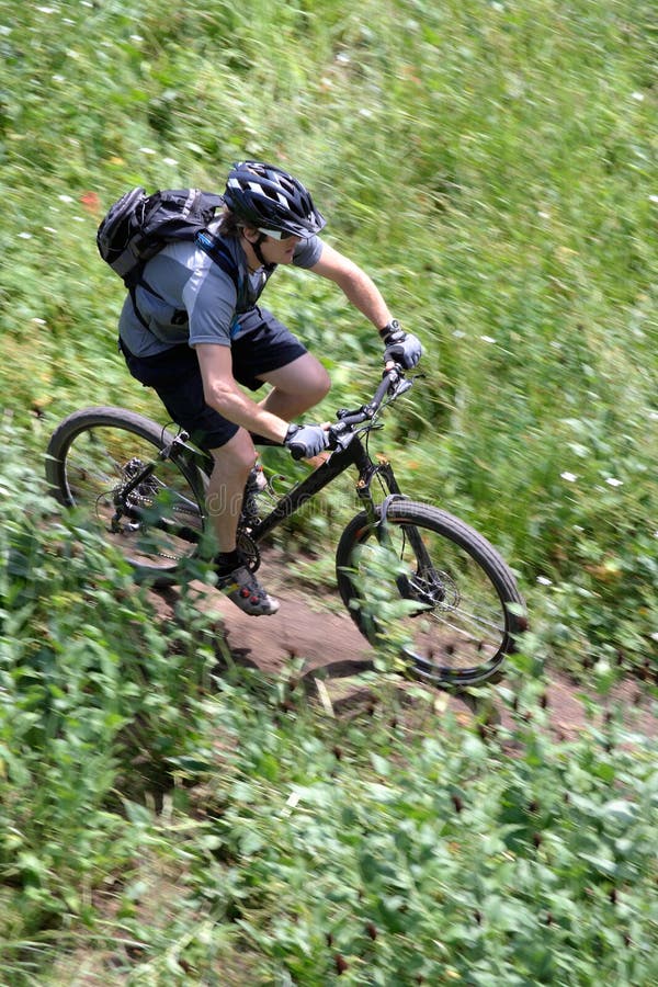 Movimento de um biker de montanha foto de stock