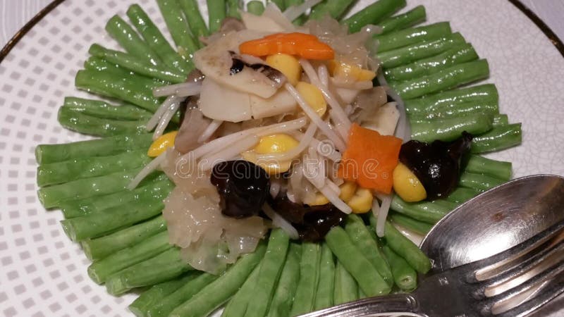 Movimento do vegetal no molho do gengibre dentro do restaurante chinês