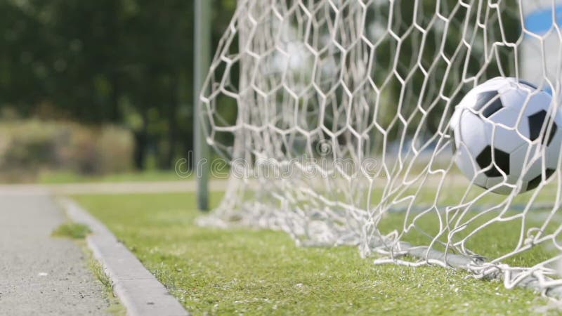 Foto de Vista De Ângulo Baixo De Jogador De Futebol Com Bola De