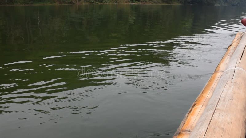 Movimento sulla superficie dell'acqua mentre zattere di bambù che passano il lago ung pang della