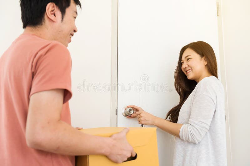 Movimiento feliz de los pares a la nueva casa imagenes de archivo Movimiento feliz de los pares a la nueva casa imagenes de archivo