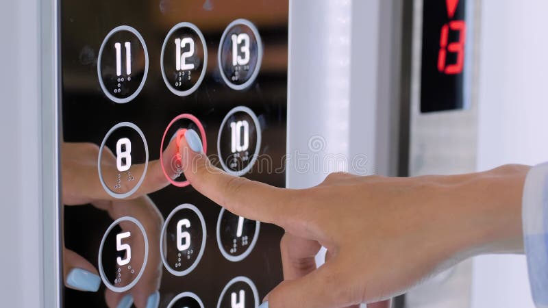 Movimiento lento : botón de presión de dedo de mujer del ascensor del noveno piso