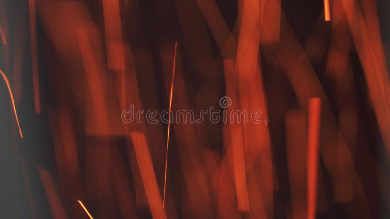 Movimiento rápido de partículas brillantes rojas. largo camino de quemadura borrosa de las chispas que salen del fuego. ilustración del vector