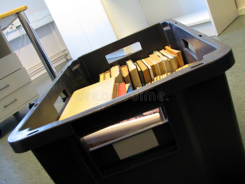 Box s knihami v prázdnej kancelárii.