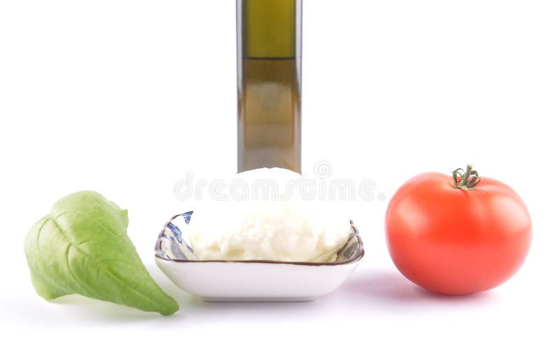 Mozzarella, basil, oliwa z oliwek i pomidor na bielu, zdjęcie royalty free Mozzarella, basil, oliwa z oliwek i pomidor na bielu, zdjęcie royalty free