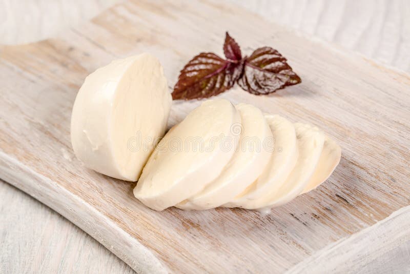 Mozzarella de Buffalo avec le basilic pourpre agriculteur fait maison du mozzarella sur la planche à découper en bois L'espace li photo libre de droits Mozzarella de Buffalo avec le basilic pourpre agriculteur fait maison du mozzarella sur la planche à découper en bois L'espace li photo libre de droits