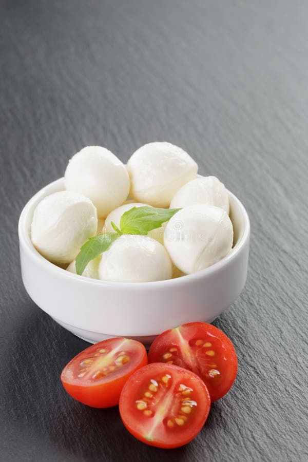 Download Mozzarella Piłki Z Pomidorami I Basilem Obraz Stock - Obraz złożonej z zakąska, talerz: 57666217