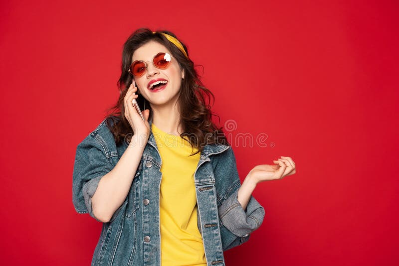 Moça alegre que fala pelo telefone celular foto de stock royalty free Moça alegre que fala pelo telefone celular foto de stock royalty free