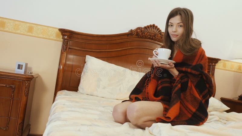 Moça bonita com café na cama