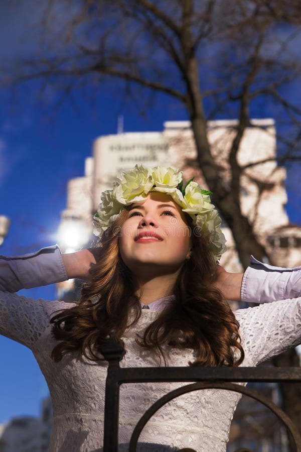 Moça bonita com um ornamento floral em seu cabelo foto de stock Moça bonita com um ornamento floral em seu cabelo foto de stock