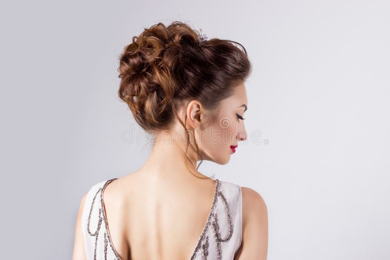 Moça bonita na imagem da noiva, penteado bonito com as flores em seu cabelo, penteado do casamento para a noiva fotografia de stock royalty free Moça bonita na imagem da noiva, penteado bonito com as flores em seu cabelo, penteado do casamento para a noiva fotografia de stock royalty free