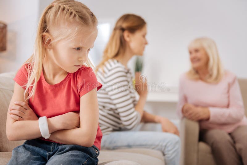 Moça bonito que está sendo virada imagem de stock Moça bonito que está sendo virada imagem de stock