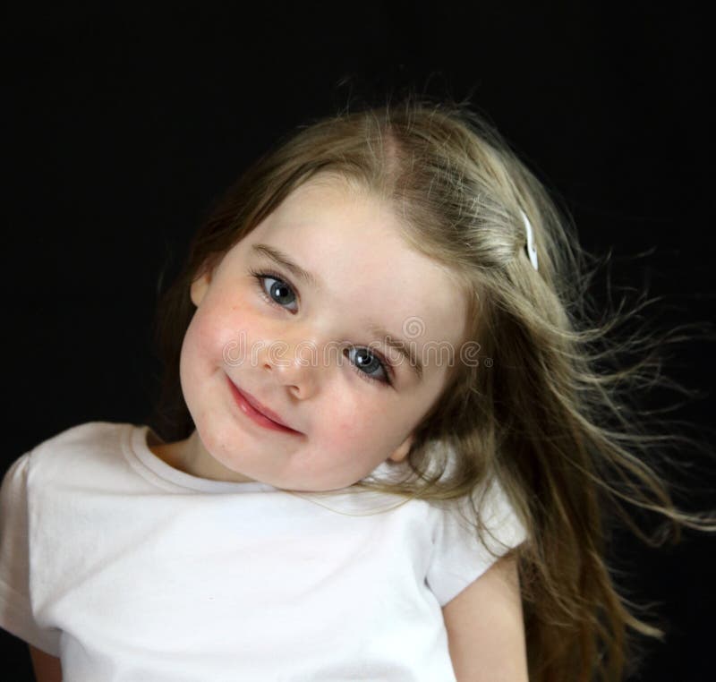Moça com o cabelo que funde no vento foto de stock Moça com o cabelo que funde no vento foto de stock