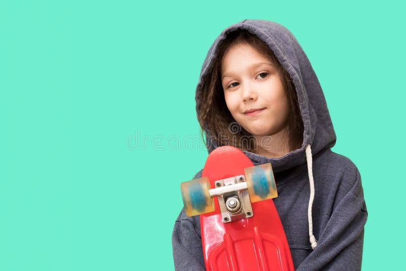 Moça com skate em um fundo azul foto de stock royalty free Moça com skate em um fundo azul foto de stock royalty free