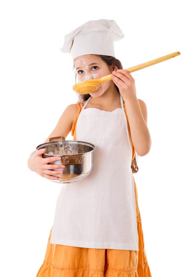 A moça com uma concha grande à disposição está provando algo do pa imagens de stock A moça com uma concha grande à disposição está provando algo do pa imagens de stock