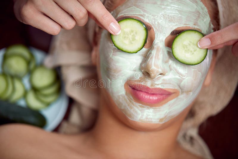 Moça com uma máscara para a cara da pele imagem de stock royalty free Moça com uma máscara para a cara da pele imagem de stock royalty free