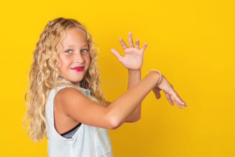 Moça considerável que levanta no fundo amarelo imagens de stock Moça considerável que levanta no fundo amarelo imagens de stock