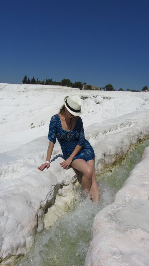 Moça em Pamukkale, Turquia fotografia de stock Moça em Pamukkale, Turquia fotografia de stock