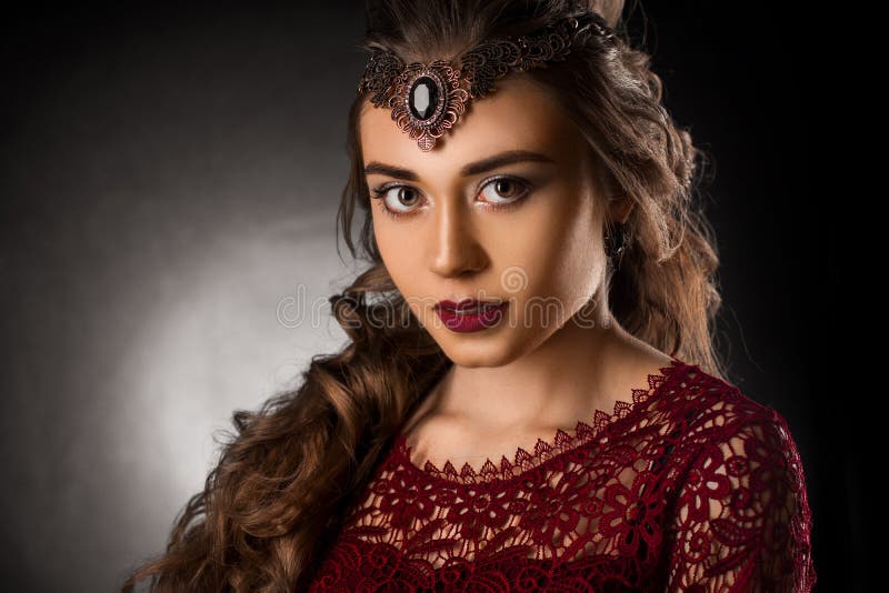 Moça encantador com penteado encaracolado bonito fotos de stock Moça encantador com penteado encaracolado bonito fotos de stock