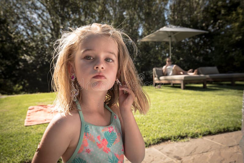 Moça fora com brincos imagem de stock royalty free