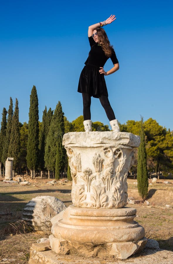 Moça grega bonita que guarda uma embarcação antiga no teatro antigo da ilha de Thassos, Grécia fotos de stock Moça grega bonita que guarda uma embarcação antiga no teatro antigo da ilha de Thassos, Grécia fotos de stock