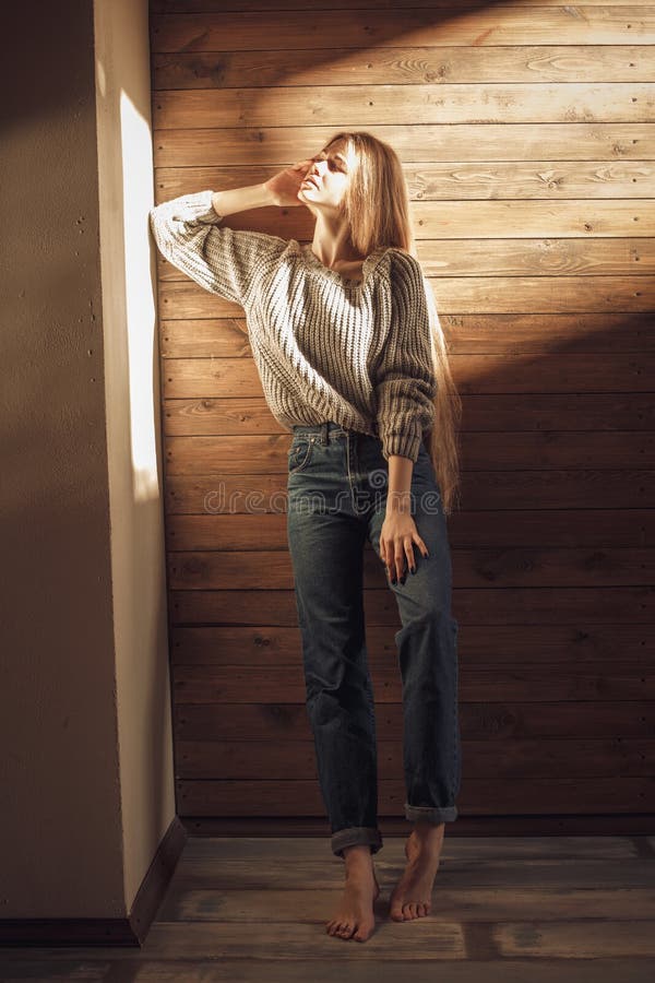 Moça na camiseta feita malha morna em casa Estilo acolhedor imagens de stock Moça na camiseta feita malha morna em casa Estilo acolhedor imagens de stock