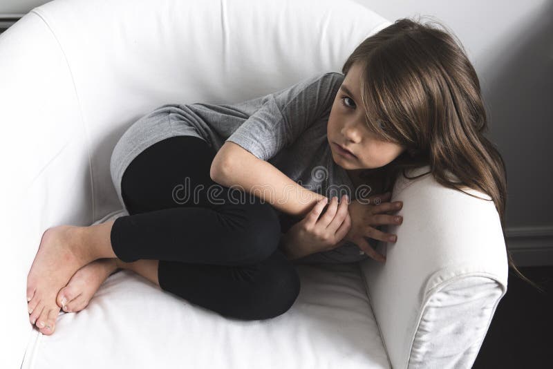 Moça triste colocada no sofá