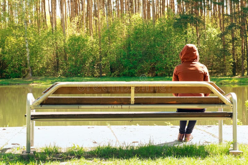 A moça triste e senta-se em um banco de madeira no parque, ela era desapontado pelo amor doce Sonhos do futuro fotos de stock A moça triste e senta-se em um banco de madeira no parque, ela era desapontado pelo amor doce Sonhos do futuro fotos de stock