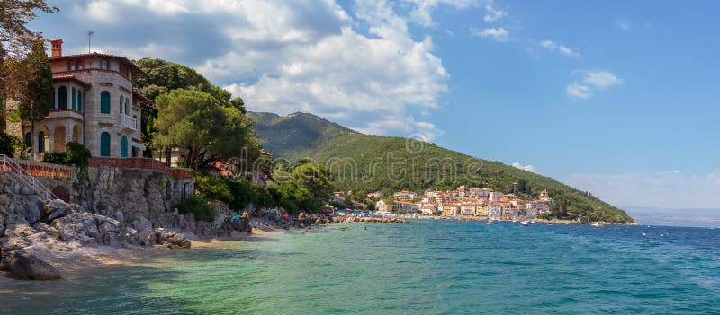 Mošćenička Draga, Chorwacja Piękne kolory wody i linia brzegowa na wypełnionej plaży w dniu letnim