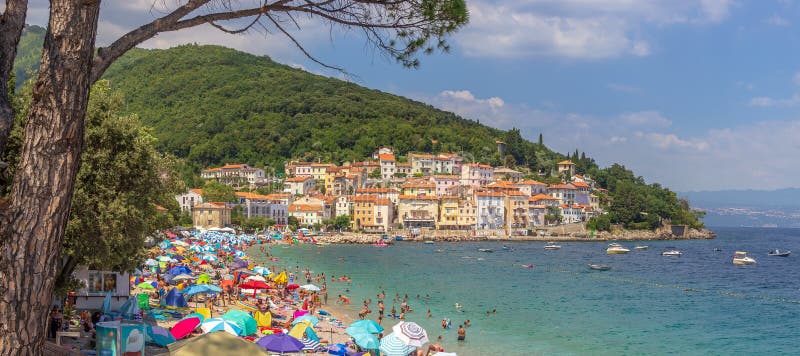 Mošćenička Draga, Chorwacja - Piękne kolory wody oraz Stare Miasto i linia brzegowa na plaży Adriatyku pełno ludzi