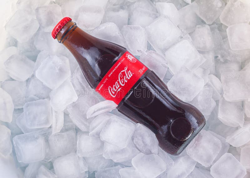 Może koka-kola na łóżku lód zdjęcie stock Może koka-kola na łóżku lód zdjęcie stock