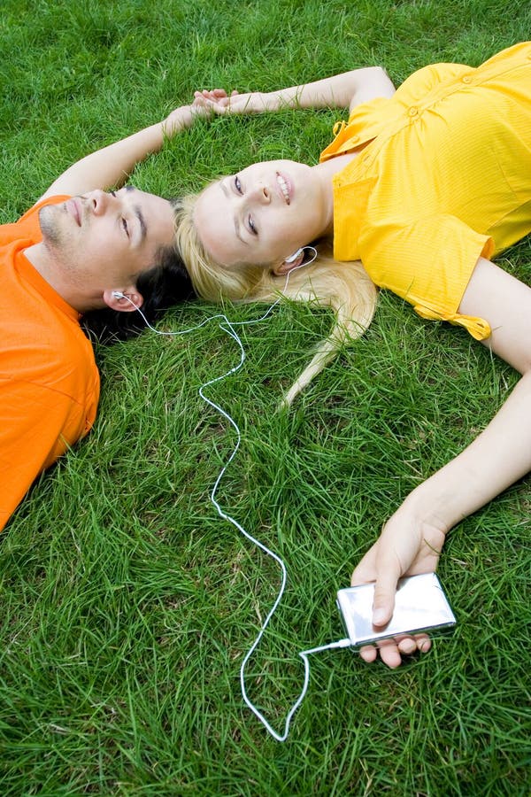 mp3 плэйер пар слушая к стоковое изображение rf mp3 плэйер пар слушая к стоковое изображение rf