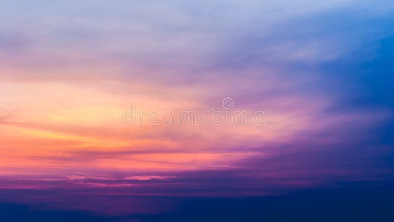 Mroczny niebo z kolorowym zmierzchem i chmurami przy plażą zdjęcie royalty free Mroczny niebo z kolorowym zmierzchem i chmurami przy plażą zdjęcie royalty free