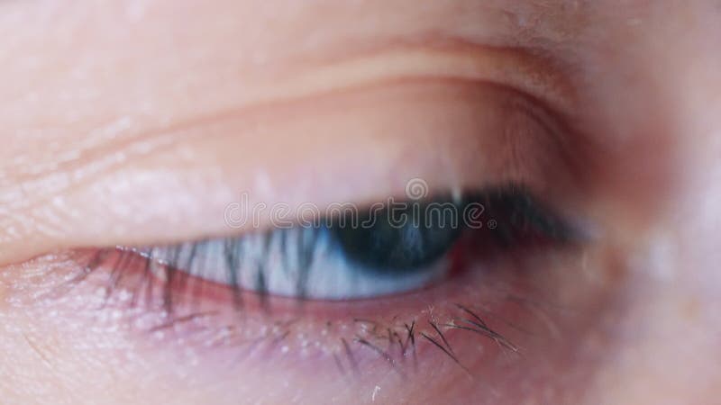 Mrugające niebieskie oko nakręcone w bliskiej odległości
