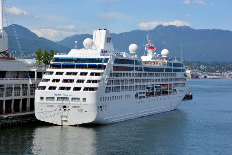 MS Pacyfik Princess. VANCOUVER BC KANADA CZERWIEC 10 2015: MS Pacyficzny Princess jest statkiem wycieczkowym posiadać Princess rejs i działający Princess rejsy i P&O Pływa statkiem Australia