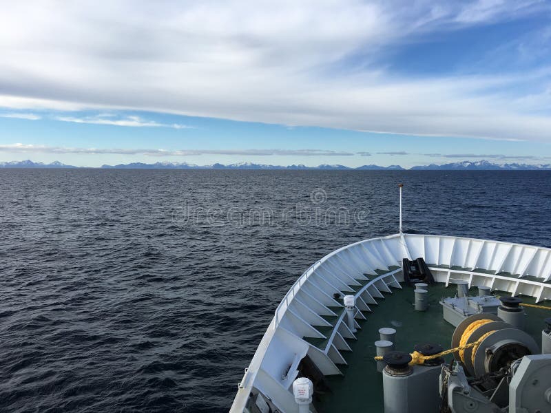 MS Vesteralen Hurtigruten-корабля закрывая внутри на островах Lofoten, Норвегии стоковая фотография rf MS Vesteralen Hurtigruten-корабля закрывая внутри на островах Lofoten, Норвегии стоковая фотография rf