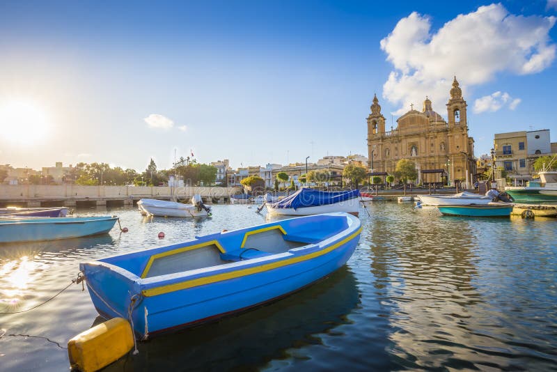 Msida, Malta - Blauwe traditionele vissersboot met de beroemde Msida-Parochiekerk royalty-vrije stock afbeelding Msida, Malta - Blauwe traditionele vissersboot met de beroemde Msida-Parochiekerk royalty-vrije stock afbeelding