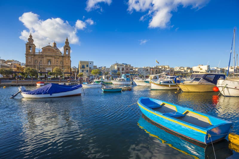 Msida, Malta - Traditionele blauw geschilderde Maltese vissersboot stock afbeelding Msida, Malta - Traditionele blauw geschilderde Maltese vissersboot stock afbeelding