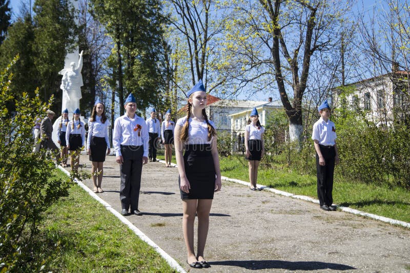 Mstyora, maj 9,2015: Strażnik zaszczyt przy świątecznym dniem zwycięstwo obok pomnikowego wa zdjęcie royalty free Mstyora, maj 9,2015: Strażnik zaszczyt przy świątecznym dniem zwycięstwo obok pomnikowego wa zdjęcie royalty free