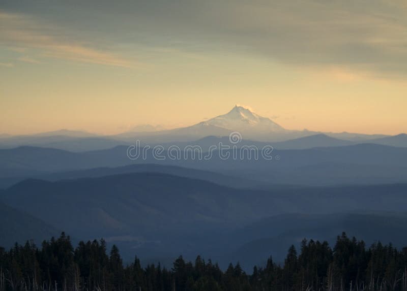 Mt. Adams dal cappuccio di Mt. immagini stock libere da diritti Mt. Adams dal cappuccio di Mt. immagini stock libere da diritti