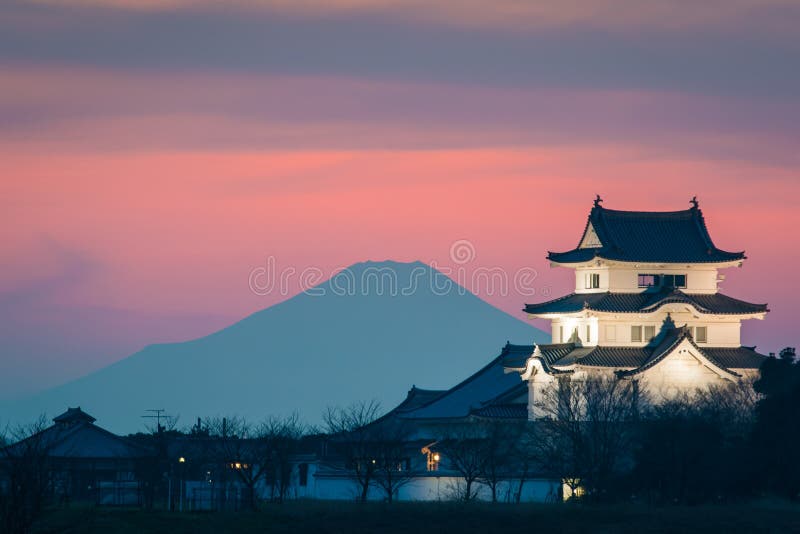 Sekiyado Grodowy i Halny Fuji przy zmierzchem Sekiyado kasztel jest Japońskim kasztelem lokalizować w Noda, północno-zachodni Chiba prefektura, Japonia I Sekiyado kasztel zdala od Mt Fuji wokoło 130 km
