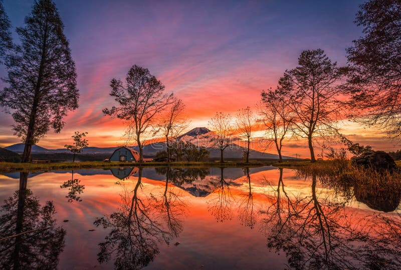 Mt Fuji avec de grands arbres et lac au lever de soleil à Fujinomiya, Japon image libre de droits Mt Fuji avec de grands arbres et lac au lever de soleil à Fujinomiya, Japon image libre de droits